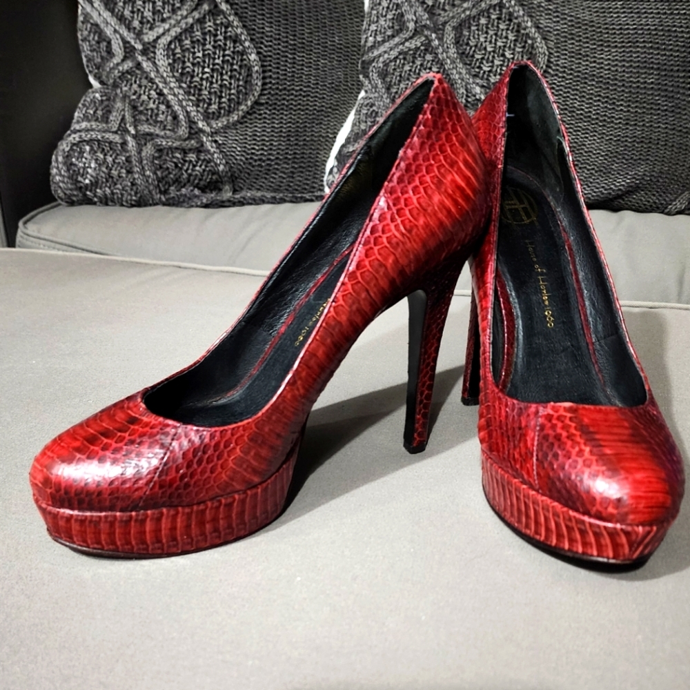 House of Harlow sz 38.5 snake skin textured platform heels